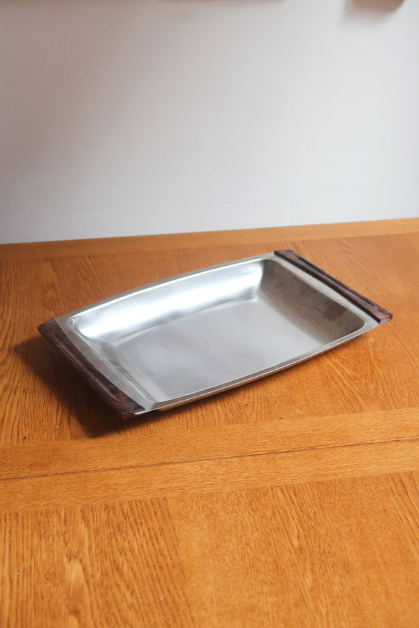 Plateau de service scandinave années 60 inox poli, poignées bois foncé intégrées, format rectangulaire, art de la table danois mid-century