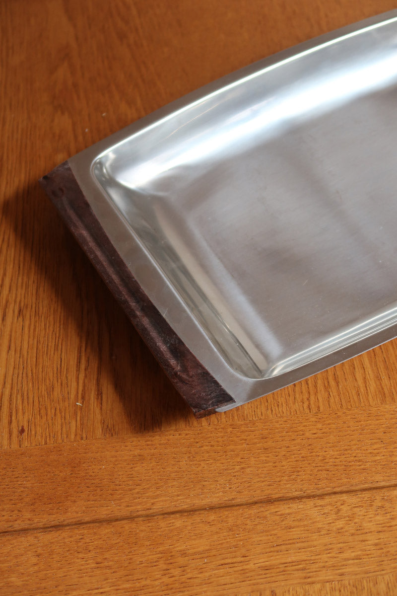 Plateau de service scandinave années 60 inox poli, poignées bois foncé intégrées, format rectangulaire, art de la table danois mid-century