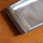 Plateau de service scandinave années 60 inox poli, poignées bois foncé intégrées, format rectangulaire, art de la table danois mid-century