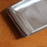Plateau de service scandinave années 60 inox poli, poignées bois foncé intégrées, format rectangulaire, art de la table danois mid-century