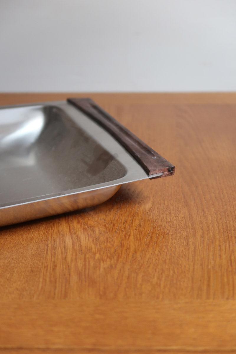 Plateau de service scandinave années 60 inox poli, poignées bois foncé intégrées, format rectangulaire, art de la table danois mid-century