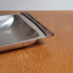 Plateau de service scandinave années 60 inox poli, poignées bois foncé intégrées, format rectangulaire, art de la table danois mid-century