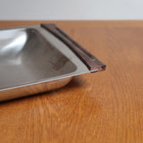 Plateau de service scandinave années 60 inox poli, poignées bois foncé intégrées, format rectangulaire, art de la table danois mid-century