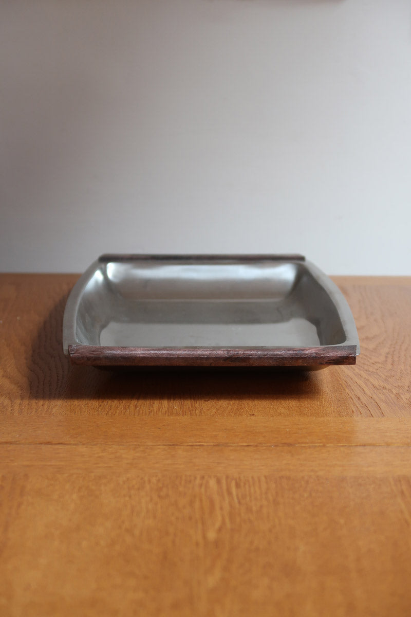 Plateau de service scandinave années 60 inox poli, poignées bois foncé intégrées, format rectangulaire, art de la table danois mid-century