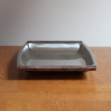 Plateau de service scandinave années 60 inox poli, poignées bois foncé intégrées, format rectangulaire, art de la table danois mid-century