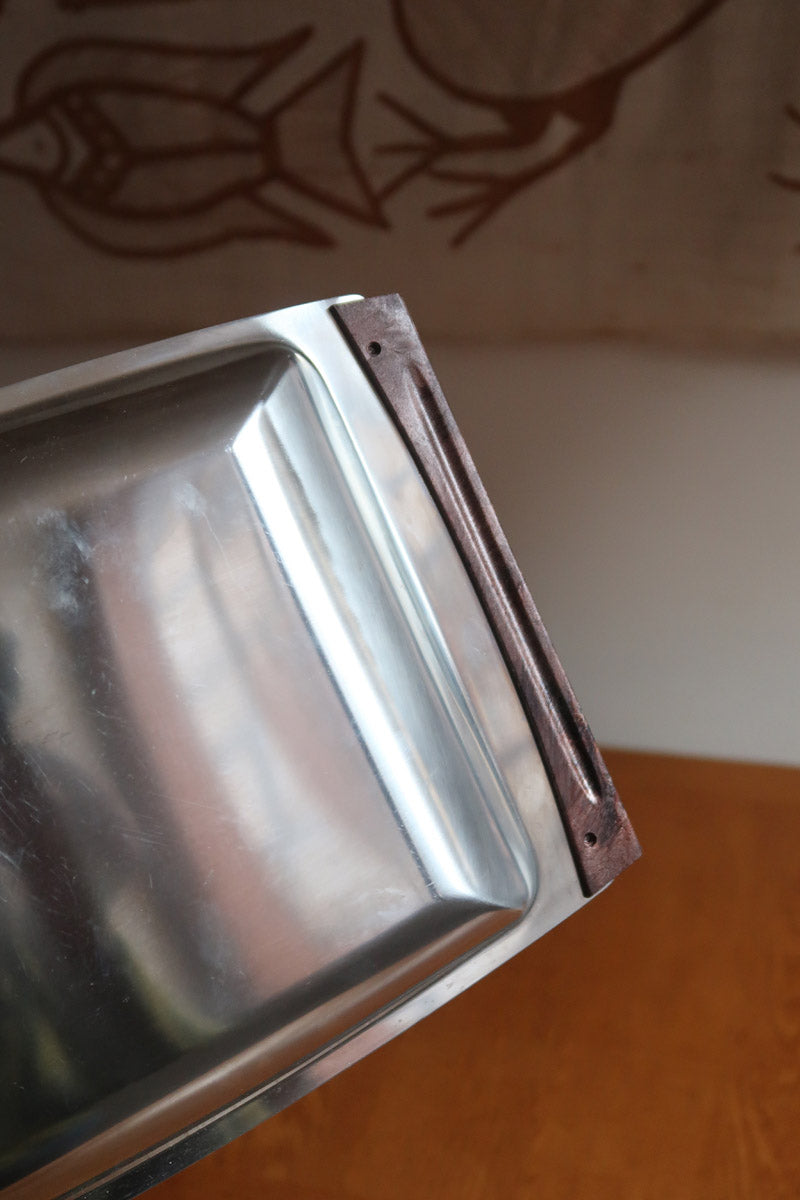 Plateau de service scandinave années 60 inox poli, poignées bois foncé intégrées, format rectangulaire, art de la table danois mid-century