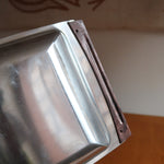 Plateau de service scandinave années 60 inox poli, poignées bois foncé intégrées, format rectangulaire, art de la table danois mid-century