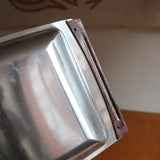 Plateau de service scandinave années 60 inox poli, poignées bois foncé intégrées, format rectangulaire, art de la table danois mid-century