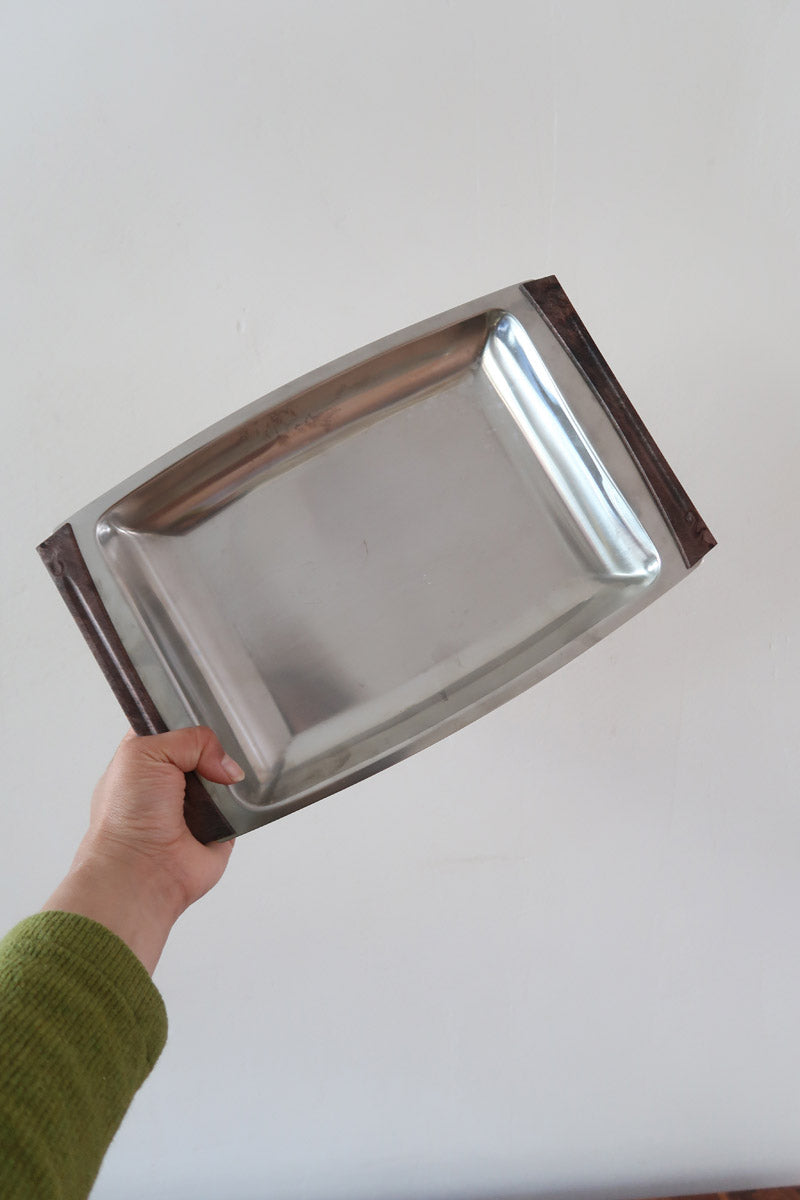 Plateau de service scandinave années 60 inox poli, poignées bois foncé intégrées, format rectangulaire, art de la table danois mid-century