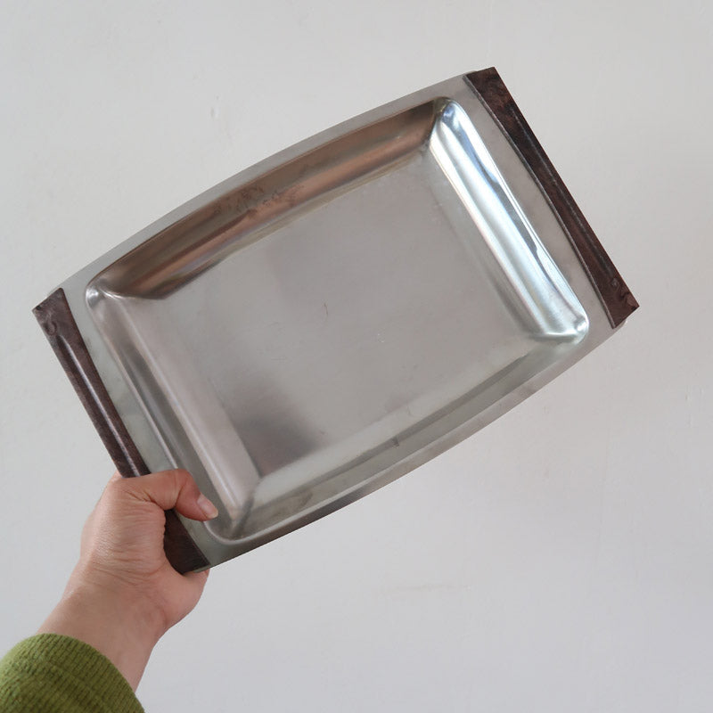 Plateau de service scandinave années 60 inox poli, poignées bois foncé intégrées, format rectangulaire, art de la table danois mid-century