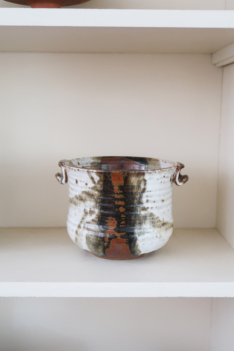 Pot céramique danoise Henny Waldorff Svaneke Bornholm, tournée main, deux anses, émail blanc crème coulures noires brunes touches orange rouille