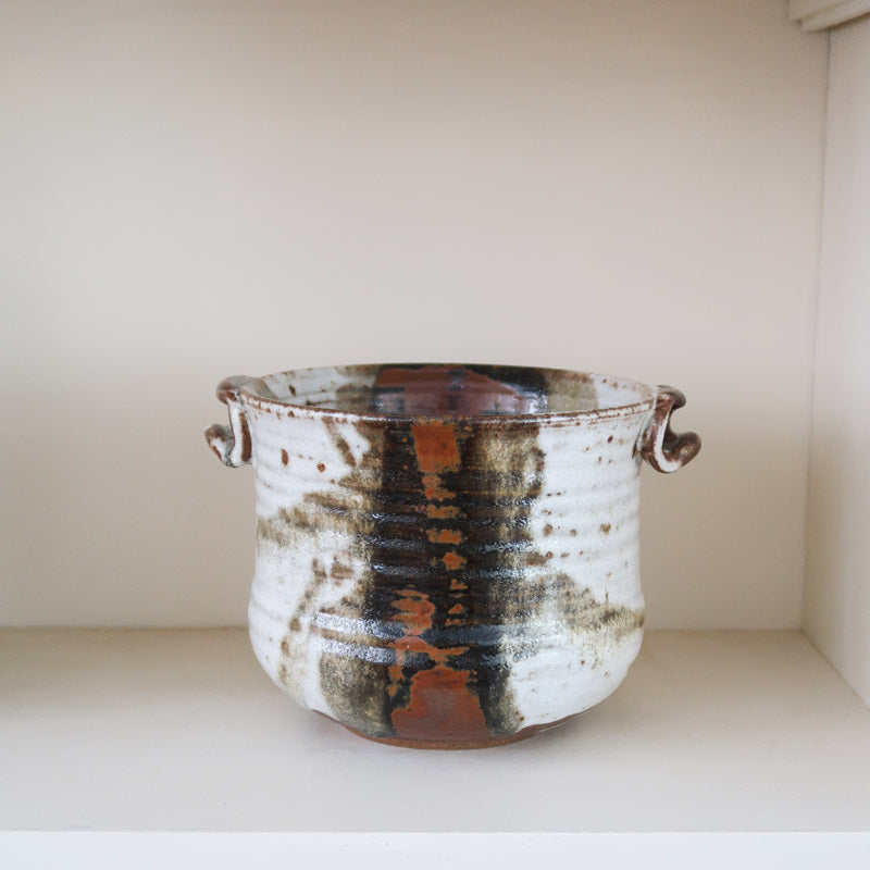 Pot céramique danoise Henny Waldorff Svaneke Bornholm, tournée main, deux anses, émail blanc crème coulures noires brunes touches orange rouille