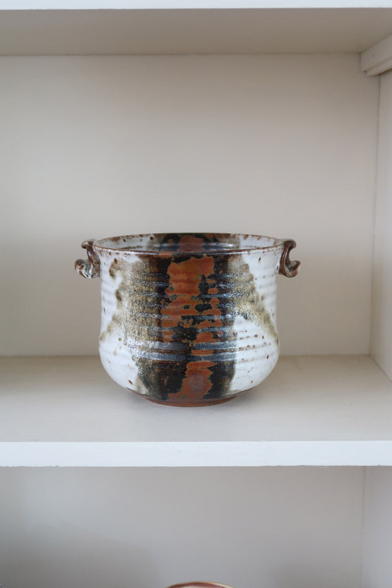 Pot céramique danoise Henny Waldorff Svaneke Bornholm, tournée main, deux anses, émail blanc crème coulures noires brunes touches orange rouille