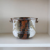 Pot céramique danoise Henny Waldorff Svaneke Bornholm, tournée main, deux anses, émail blanc crème coulures noires brunes touches orange rouille
