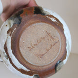 Pot céramique danoise Henny Waldorff Svaneke Bornholm, tournée main, deux anses, émail blanc crème coulures noires brunes touches orange rouille
