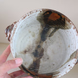 Pot céramique danoise Henny Waldorff Svaneke Bornholm, tournée main, deux anses, émail blanc crème coulures noires brunes touches orange rouille