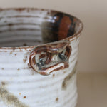 Pot céramique danoise Henny Waldorff Svaneke Bornholm, tournée main, deux anses, émail blanc crème coulures noires brunes touches orange rouille