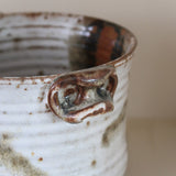 Pot céramique danoise Henny Waldorff Svaneke Bornholm, tournée main, deux anses, émail blanc crème coulures noires brunes touches orange rouille