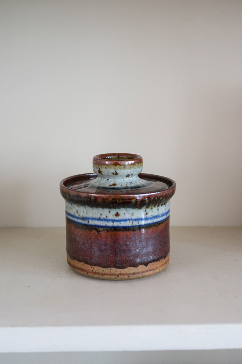 Pot couvert grès artisanal années 70, cylindrique, couvercle coupelle intégrée, bandes émail brun rouille blanc cassé moucheté liseré bleu cobalt