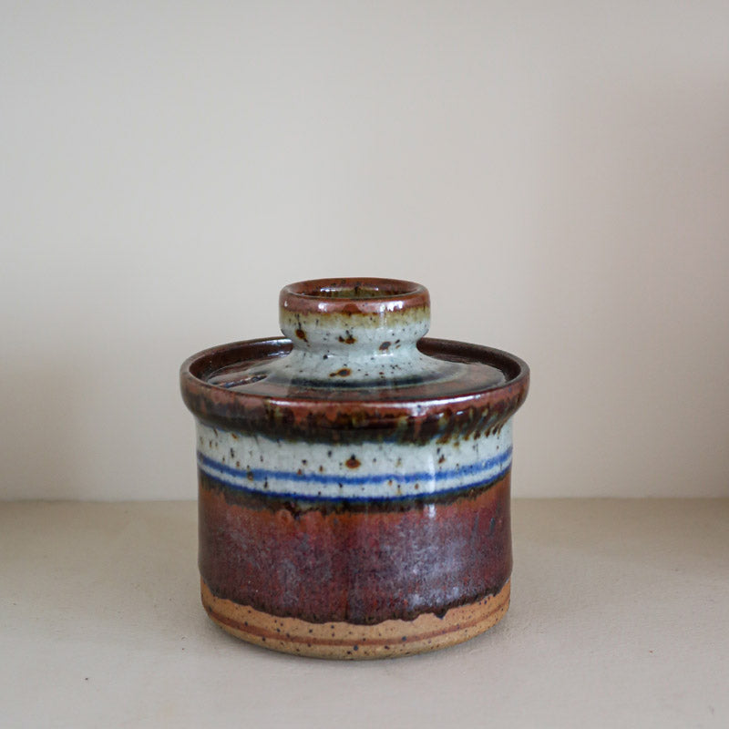 Pot couvert grès artisanal années 70, cylindrique, couvercle coupelle intégrée, bandes émail brun rouille blanc cassé moucheté liseré bleu cobalt