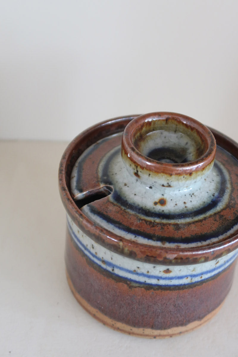 Pot couvert grès artisanal années 70, cylindrique, couvercle coupelle intégrée, bandes émail brun rouille blanc cassé moucheté liseré bleu cobalt