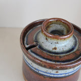 Pot couvert grès artisanal années 70, cylindrique, couvercle coupelle intégrée, bandes émail brun rouille blanc cassé moucheté liseré bleu cobalt