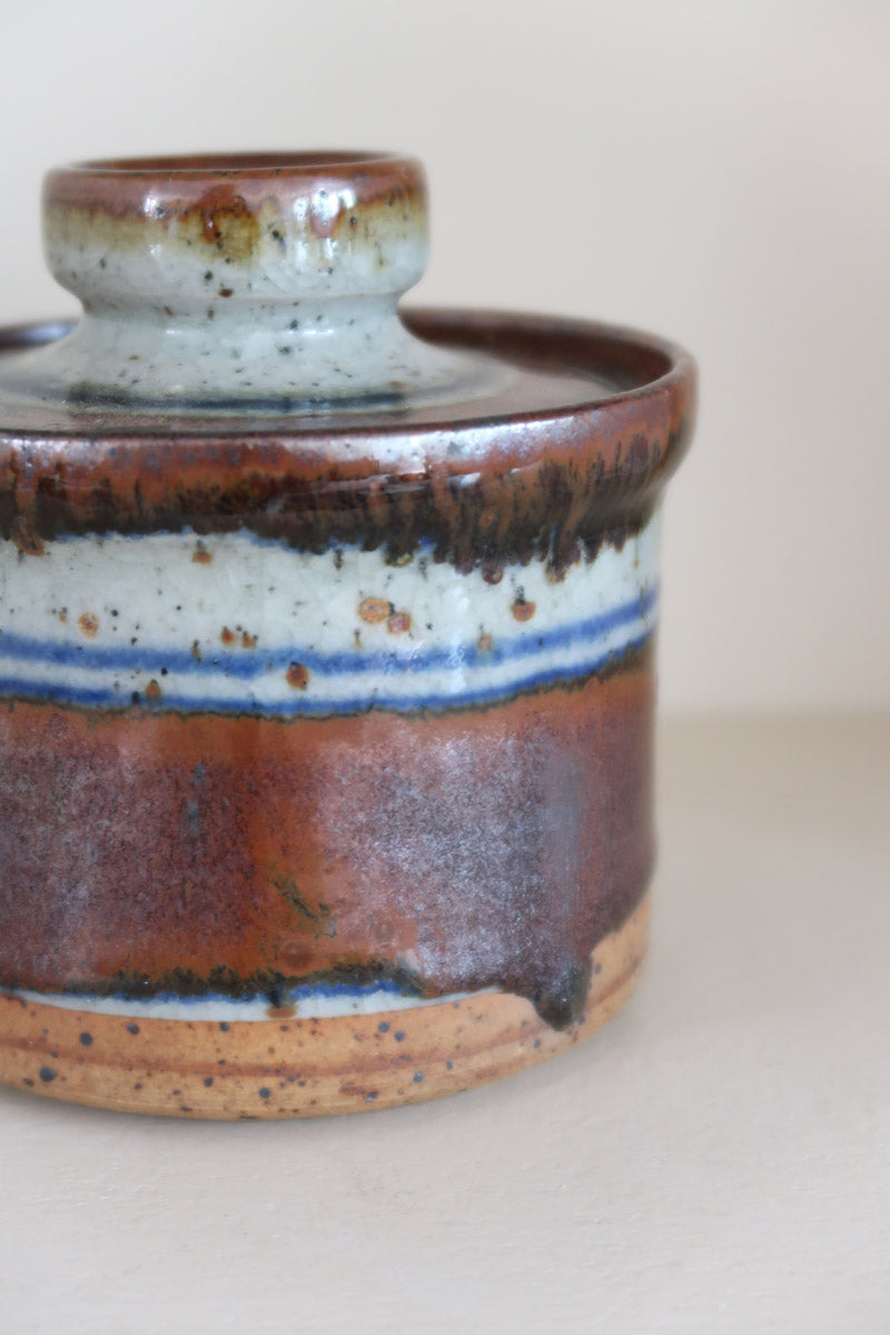 Pot couvert grès artisanal années 70, cylindrique, couvercle coupelle intégrée, bandes émail brun rouille blanc cassé moucheté liseré bleu cobalt