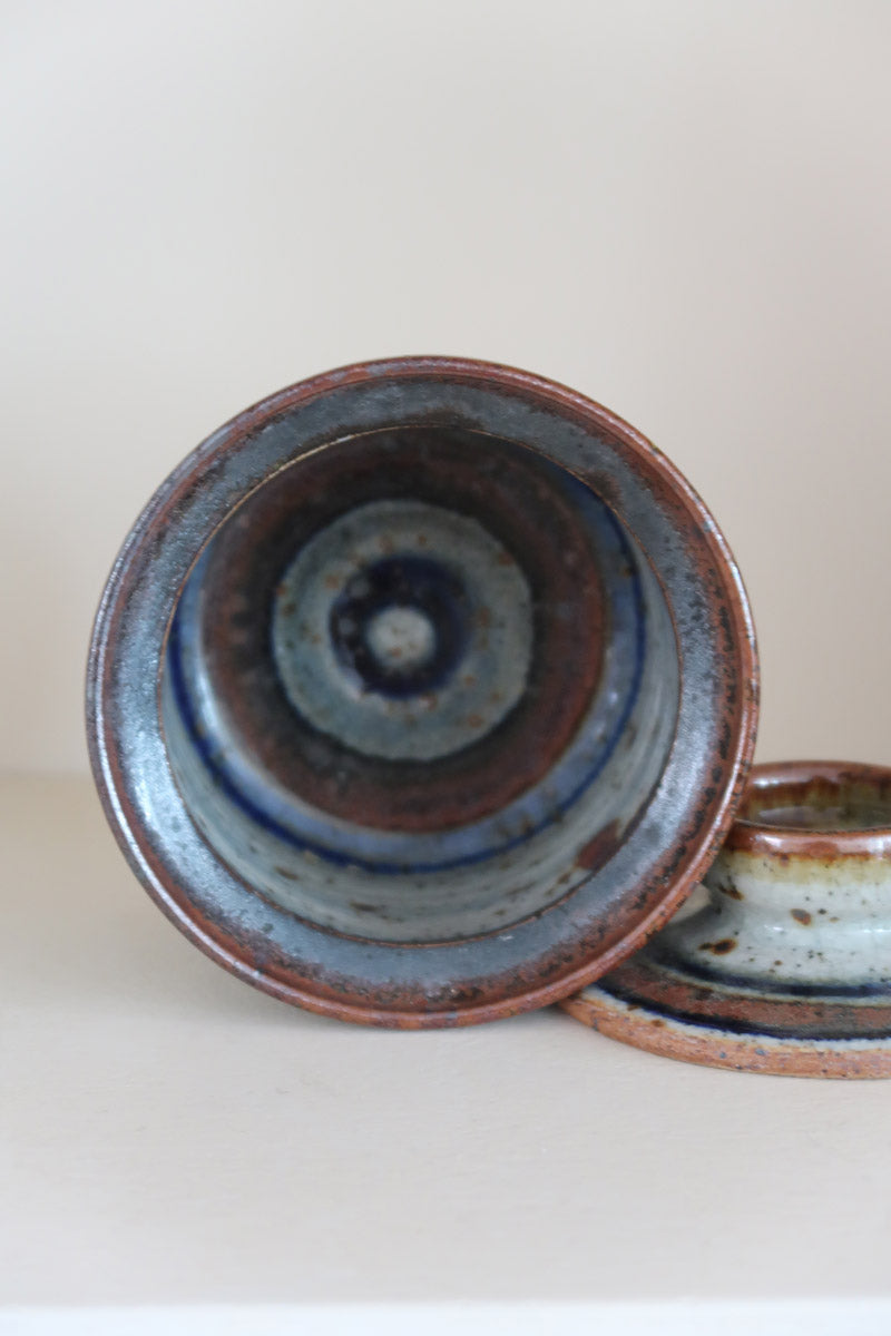 Pot couvert grès artisanal années 70, cylindrique, couvercle coupelle intégrée, bandes émail brun rouille blanc cassé moucheté liseré bleu cobalt