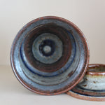 Pot couvert grès artisanal années 70, cylindrique, couvercle coupelle intégrée, bandes émail brun rouille blanc cassé moucheté liseré bleu cobalt