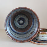 Pot couvert grès artisanal années 70, cylindrique, couvercle coupelle intégrée, bandes émail brun rouille blanc cassé moucheté liseré bleu cobalt