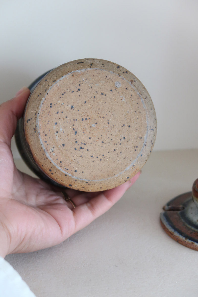Pot couvert grès artisanal années 70, cylindrique, couvercle coupelle intégrée, bandes émail brun rouille blanc cassé moucheté liseré bleu cobalt