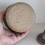 Pot couvert grès artisanal années 70, cylindrique, couvercle coupelle intégrée, bandes émail brun rouille blanc cassé moucheté liseré bleu cobalt