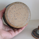 Pot couvert grès artisanal années 70, cylindrique, couvercle coupelle intégrée, bandes émail brun rouille blanc cassé moucheté liseré bleu cobalt