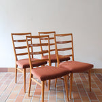 Suite de 4 chaises vintage années 60, dossier échelle quatre traverses, hêtre clair, pieds fuseau, assises retapissées tissu terracotta