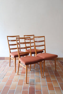 Suite de 4 chaises vintage années 60, dossier échelle quatre traverses, hêtre clair, pieds fuseau, assises retapissées tissu terracotta