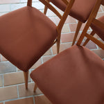 Suite de 4 chaises vintage années 60, dossier échelle quatre traverses, hêtre clair, pieds fuseau, assises retapissées tissu terracotta