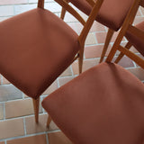 Suite de 4 chaises vintage années 60, dossier échelle quatre traverses, hêtre clair, pieds fuseau, assises retapissées tissu terracotta