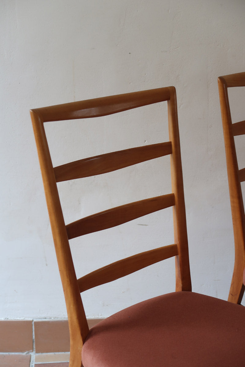 Suite de 4 chaises vintage années 60, dossier échelle quatre traverses, hêtre clair, pieds fuseau, assises retapissées tissu terracotta