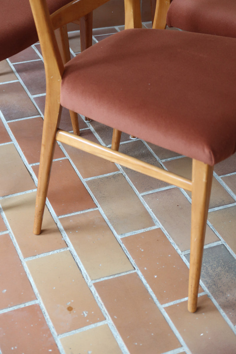 Suite de 4 chaises vintage années 60, dossier échelle quatre traverses, hêtre clair, pieds fuseau, assises retapissées tissu terracotta