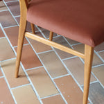Suite de 4 chaises vintage années 60, dossier échelle quatre traverses, hêtre clair, pieds fuseau, assises retapissées tissu terracotta