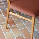Suite de 4 chaises vintage années 60, dossier échelle quatre traverses, hêtre clair, pieds fuseau, assises retapissées tissu terracotta