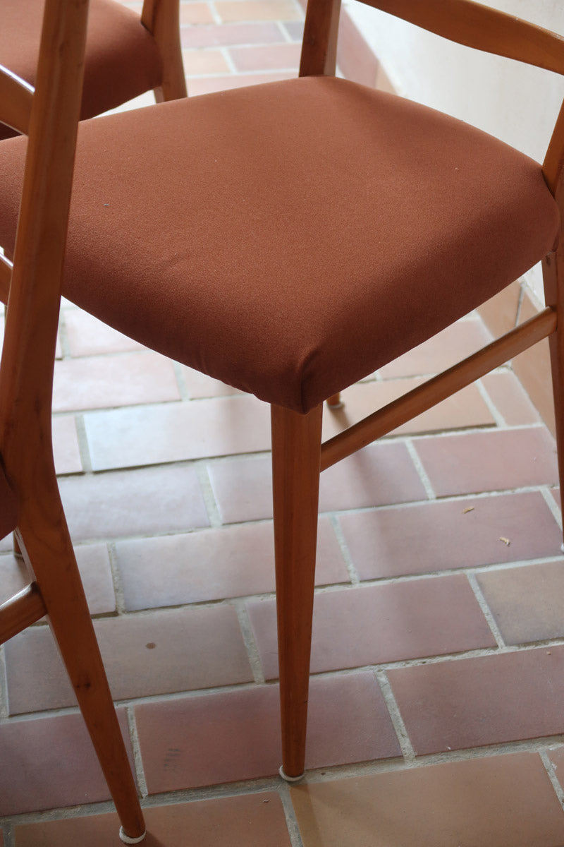Suite de 4 chaises vintage années 60, dossier échelle quatre traverses, hêtre clair, pieds fuseau, assises retapissées tissu terracotta