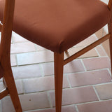 Suite de 4 chaises vintage années 60, dossier échelle quatre traverses, hêtre clair, pieds fuseau, assises retapissées tissu terracotta