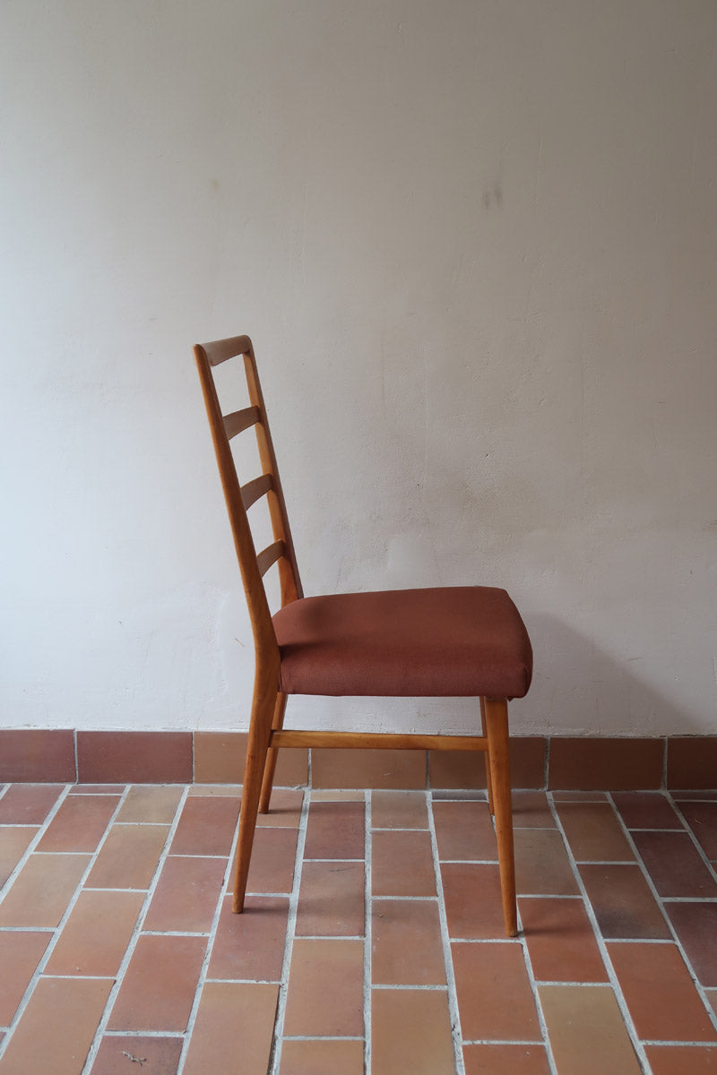 Suite de 4 chaises vintage années 60, dossier échelle quatre traverses, hêtre clair, pieds fuseau, assises retapissées tissu terracotta