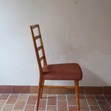 Suite de 4 chaises vintage années 60, dossier échelle quatre traverses, hêtre clair, pieds fuseau, assises retapissées tissu terracotta