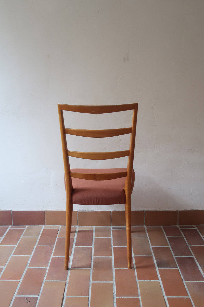 Suite de 4 chaises vintage années 60, dossier échelle quatre traverses, hêtre clair, pieds fuseau, assises retapissées tissu terracotta