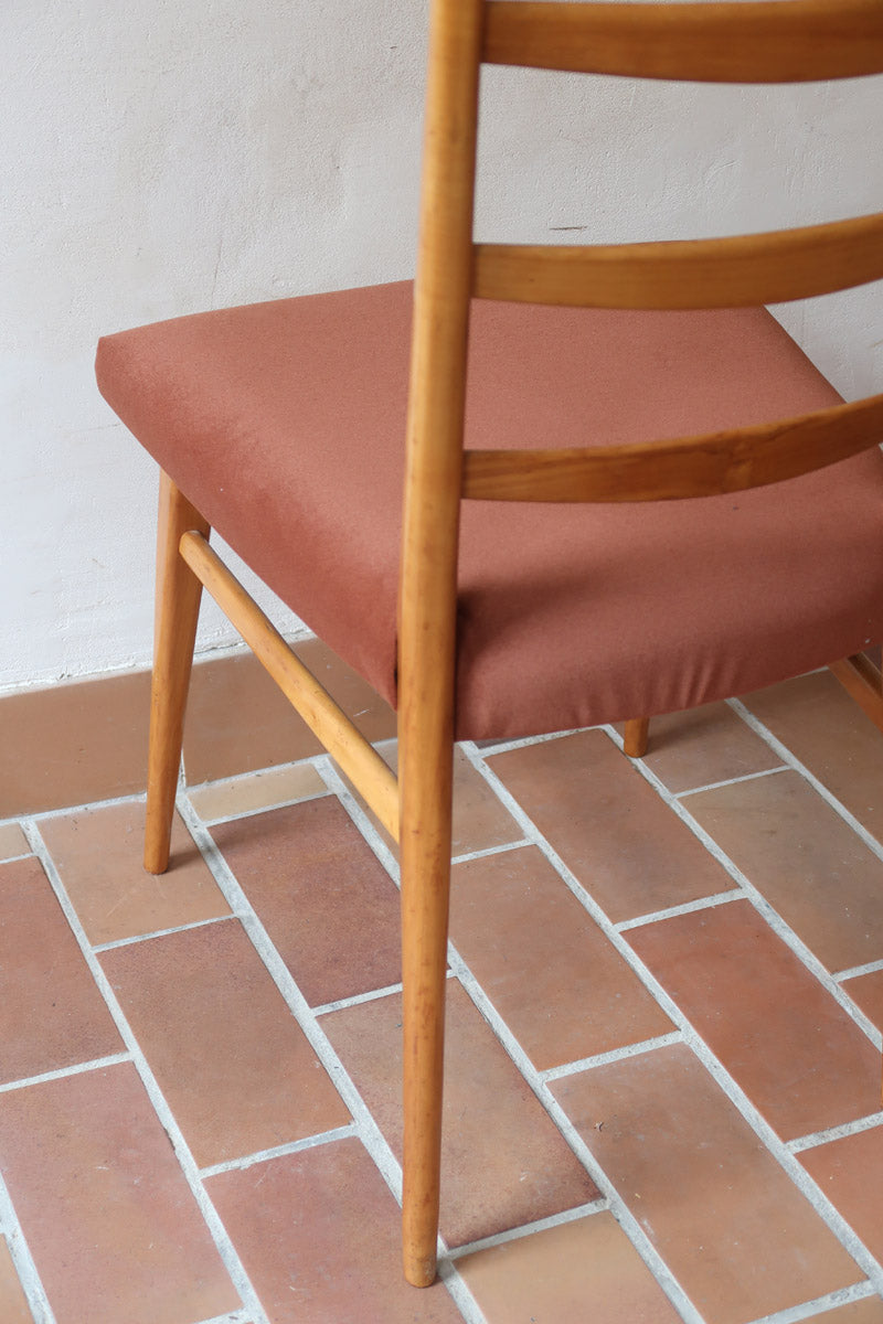 Suite de 4 chaises vintage années 60, dossier échelle quatre traverses, hêtre clair, pieds fuseau, assises retapissées tissu terracotta