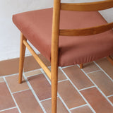 Suite de 4 chaises vintage années 60, dossier échelle quatre traverses, hêtre clair, pieds fuseau, assises retapissées tissu terracotta