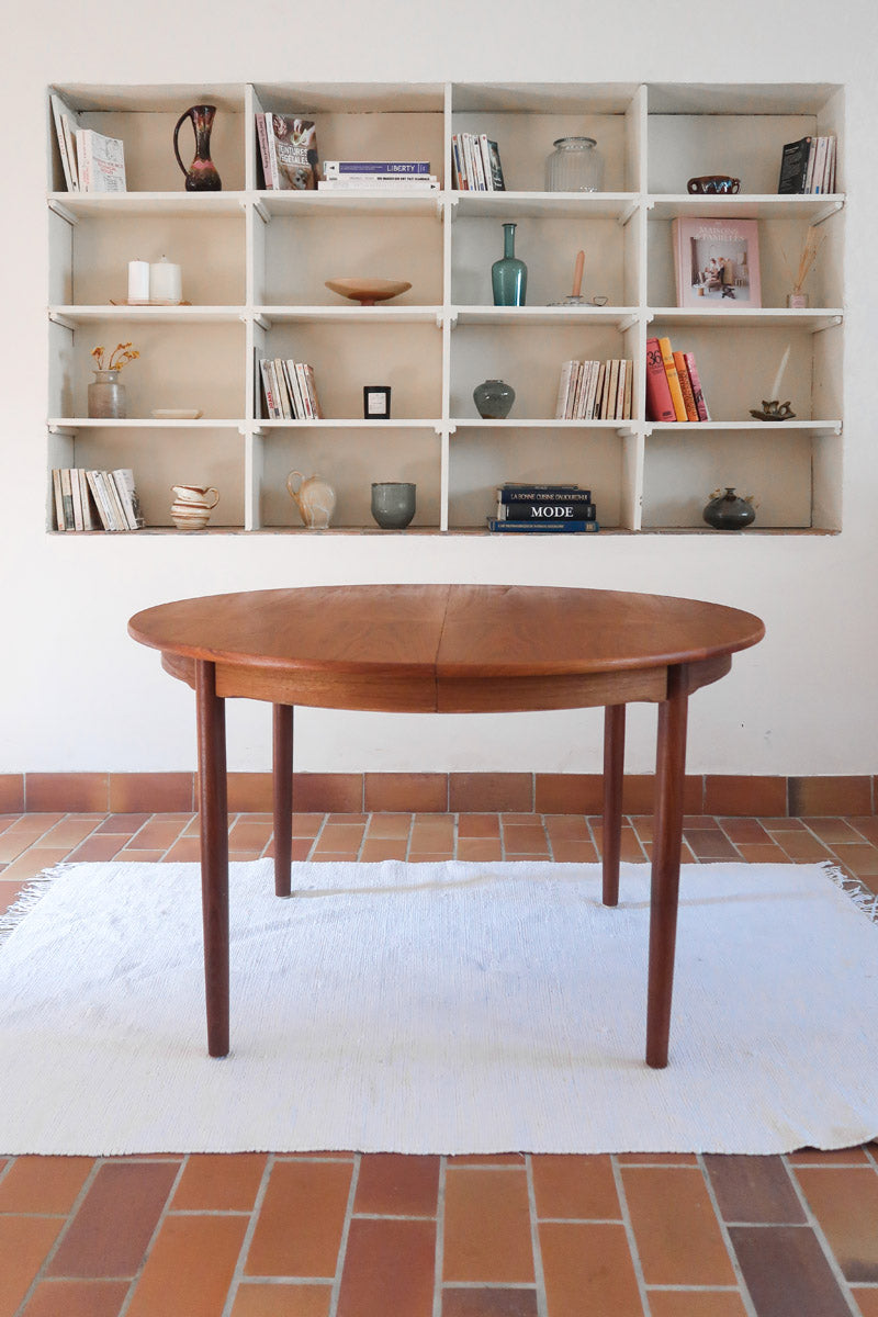 Table à manger ronde extensible en teck Sorø Stole avec deux rallonges, fabriquée au Danemark, pieds fuselés.