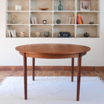 Table à manger ronde extensible en teck Sorø Stole avec deux rallonges, fabriquée au Danemark, pieds fuselés.
